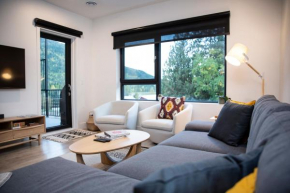 Le Refuge - Revelstoke Condo with Hot Tub